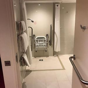 Standaard Kamer met een King Size Bed met de Toegang voor Gehandicapten